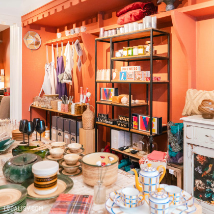 Ensemble d'étagères de la boutique '' le petit repère'' à Liège comportant un ensemble d'objets de  décorations,  produits chinés, bougies et de vins