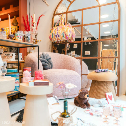 Intérieur de la boutique Le petit repère avec une collectons d'objets de décorations à Liège