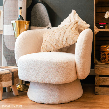 Vue interieur de la boutique le  petit repère à Liège avec un fauteuil en exposition comme objet de décoration