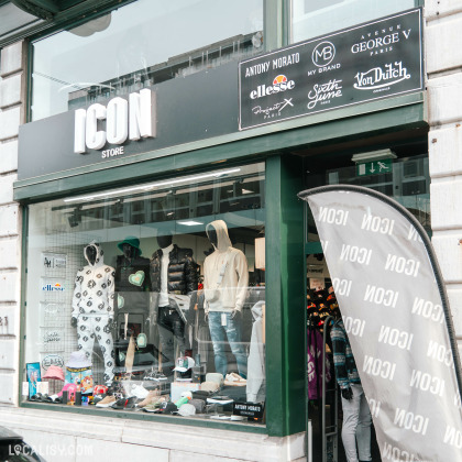 Devanture du magasin de vêtements Icon Store à Liège. La vitrine expose divers articles de mode, notamment des mannequins habillés de sweats à capuche, vestes et pantalons. On peut également voir des accessoires comme des casquettes et des sacs. Au-dessus de l'entrée, plusieurs marques sont affichées, y compris Antony Morato, ellesse, Sixth June, et Von Dutch.