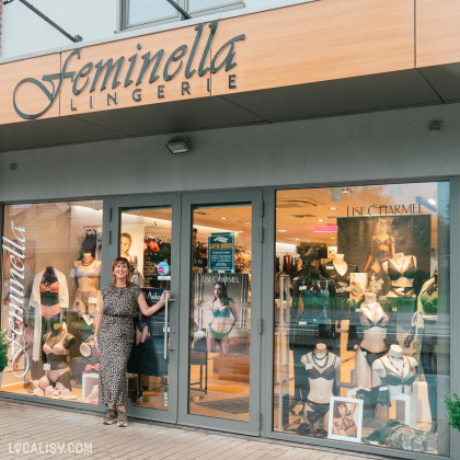 Devanture du magasin de lingerie Feminella à Herve. Dominique Petta se trouve devant son magasin. avec des vitrines proposants un grand choix de lingerie.