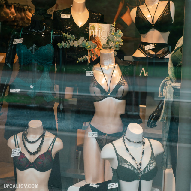 Vitrine du magasin Feminella à Herve. On peut y voir quelques mannequins habillés par différents look lingerie.