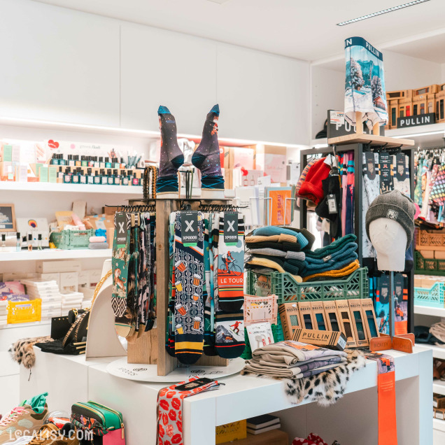 Accessoires et chaussettes exposés au magasin Neozone à Malmedy, boutique de mode et cadeaux.