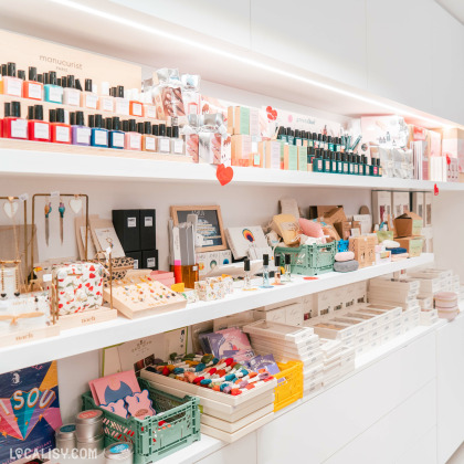 Sélection de bijoux et produits de beauté au magasin Neozone à Malmedy.