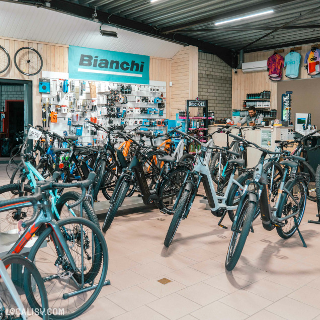 Intérieur du magasin 53Onze à Seraing avec une gamme de vélos exposés.