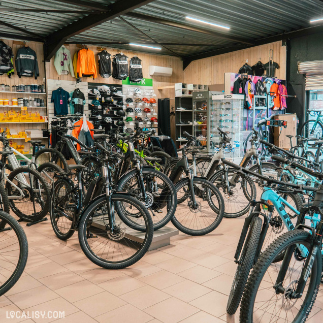 Magasin 53Onze à Seraing, avec divers modèles de vélos et accessoires.