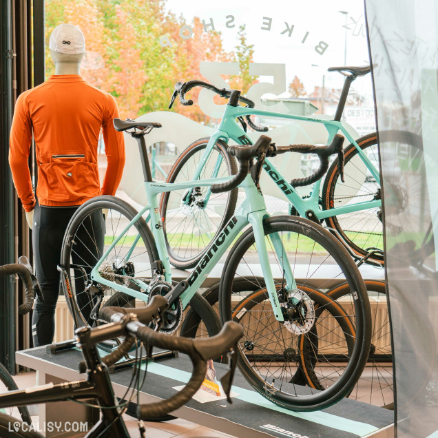 Vélos Bianchi exposés dans le magasin 53Onze à Seraing.