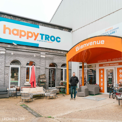 Entrée principale du magasin Happy Troc à Verviers, spécialisé dans l'économie circulaire.