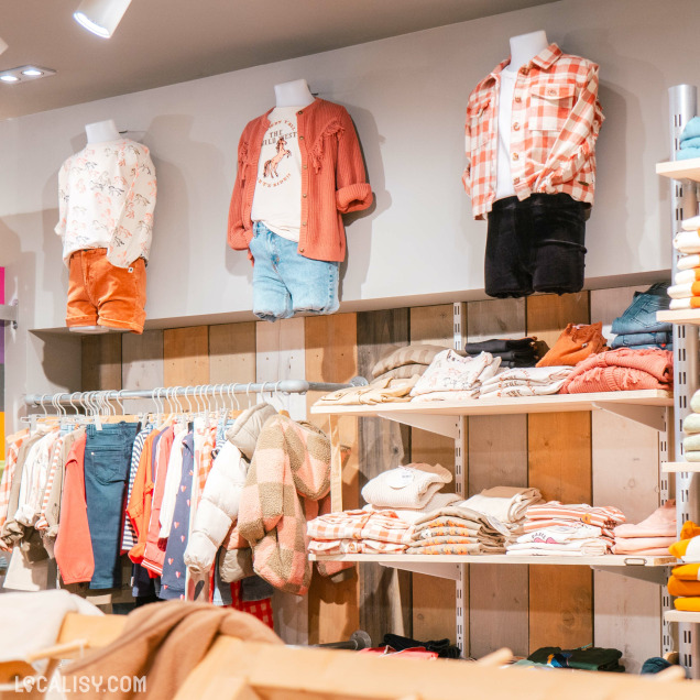 Mannequins et présentoirs de vêtements au magasin Ma-au Kids à Spa.