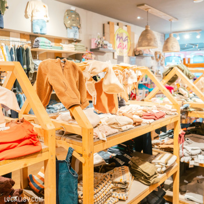 Rayons de vêtements pour enfants au magasin Ma-au Kids à Spa.