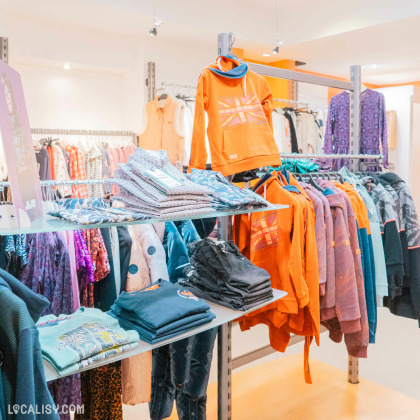 Présentoirs et mannequins au magasin Lisa Kids à Malmedy.