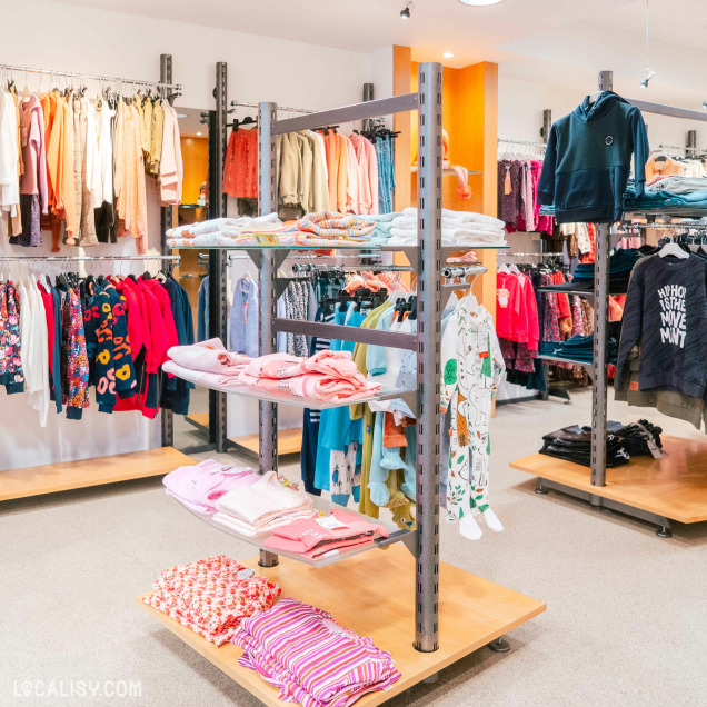 Présentoirs et mannequins au magasin Lisa Kids à Malmedy.