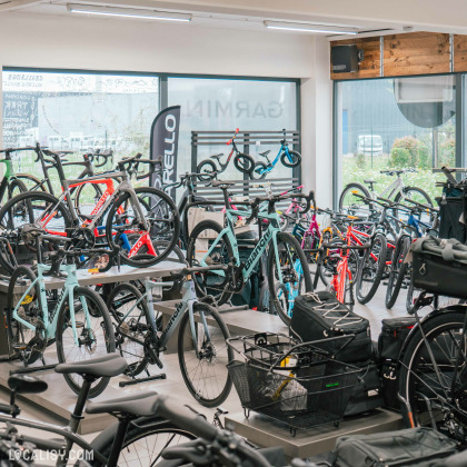 Exposition de vélos de route et électriques au magasin de vélos à Villers-le-Bouillet.