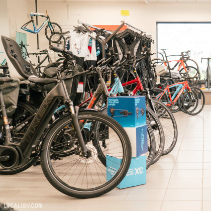 Vélos électriques et équipements exposés au magasin de vélos à Villers-le-Bouillet.