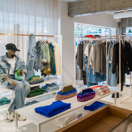 Portants de vêtements et accessoires au magasin Radical à Liège.