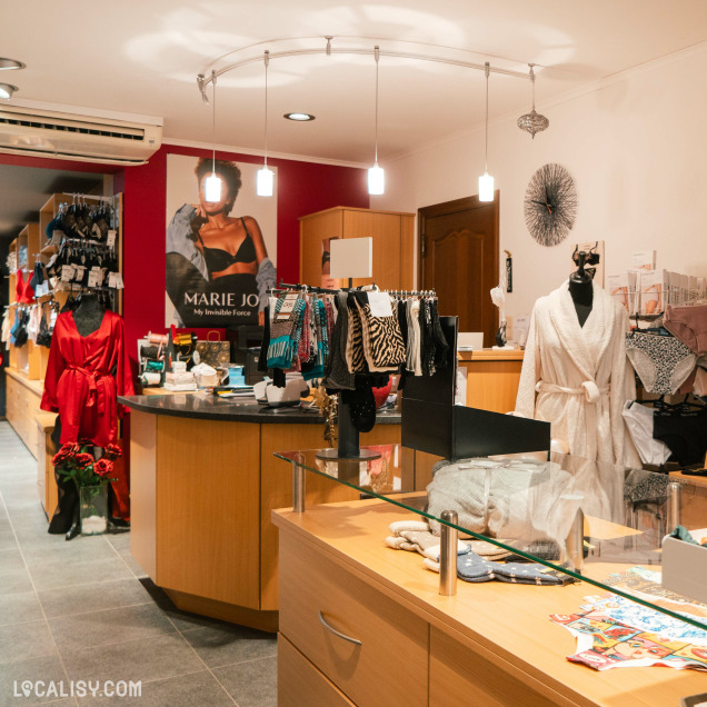 L'intérieur du magasin de lingerie Lingerie Huppertz à Waimes, mettant en valeur une large gamme de lingerie, vêtements de nuit et accessoires, avec un service de qualité et des marques prestigieuses.