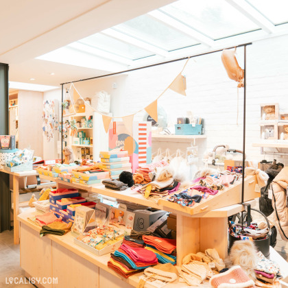 Présentation de jouets, accessoires et textiles pour bébés dans la boutique La Marionette à Welkenraedt.