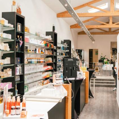 Intérieur du magasin Espace 22 à Ans avec un large choix de parfums et cosmétiques.