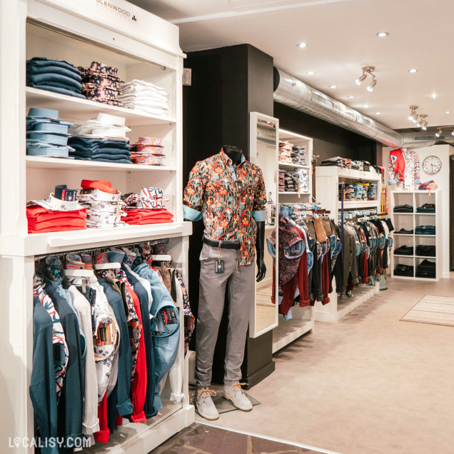 Rayons de vêtements et accessoires pour homme au magasin Glenwood à Visé.