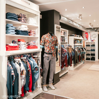 Rayons de vêtements et accessoires pour homme au magasin Glenwood à Visé.