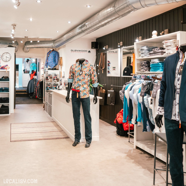 Intérieur du magasin Glenwood à Visé avec un large choix de vêtements pour homme.