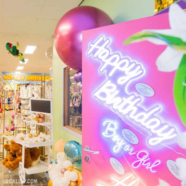 Entrée décorée du magasin Funny Party à Rocourt avec ballons et décorations d’anniversaire.