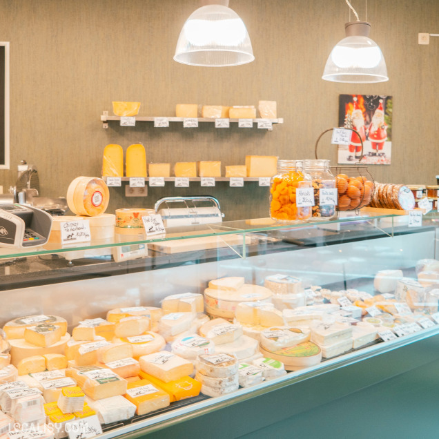 Comptoir de fromages artisanaux dans la fromagerie Fil Ô Fromage à Welkenraedt.