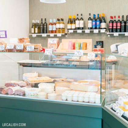 Sélection de fromages et produits gourmets dans la fromagerie Fil Ô Fromage à Welkenraedt.