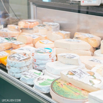 Gros plan sur des fromages variés dans la fromagerie Fil Ô Fromage à Welkenraedt.