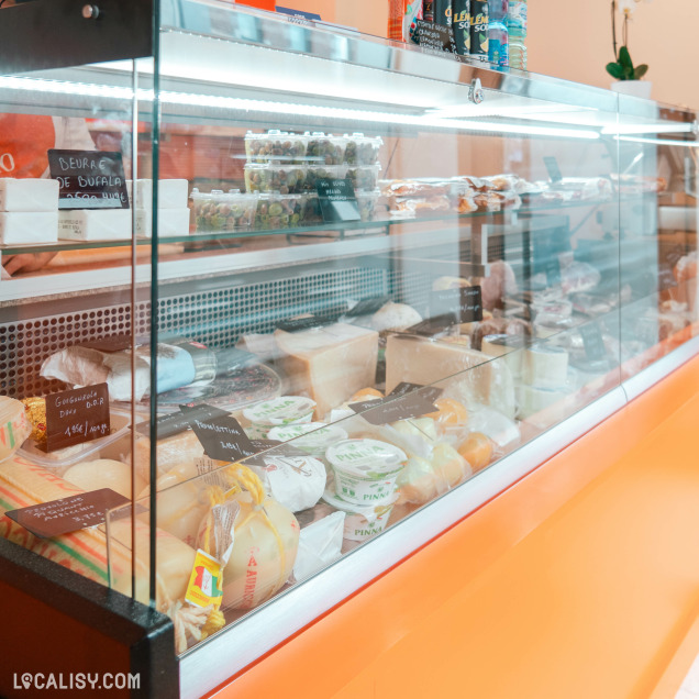 Comptoir de fromages et charcuteries italiennes dans la Focacceria Pigo à Battice.