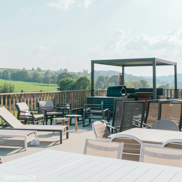 Terrasse extérieure aménagée avec mobilier de jardin au magasin Bonhomme Vert à Theux.