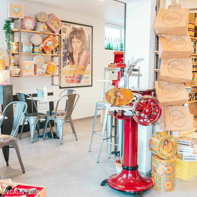 Espace intérieur décoré avec des produits artisanaux italiens dans l'épicerie L'Anima à Embourg.