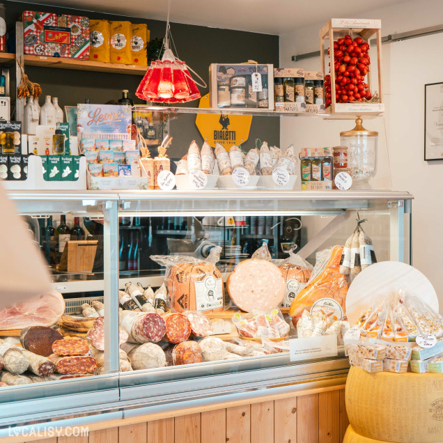 Comptoir de charcuteries et spécialités italiennes dans l'épicerie fine L'Anima à Embourg.