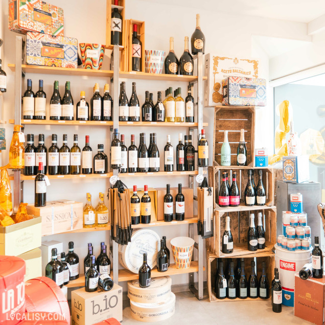 Sélection de vins italiens et produits typiques dans l'épicerie fine L'Anima à Embourg.