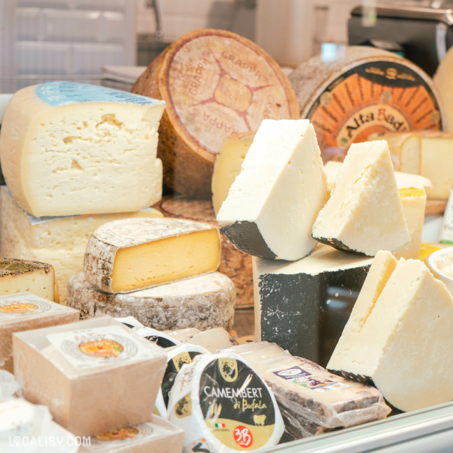 Sélection de fromages italiens dans l'épicerie fine L'Anima à Embourg.