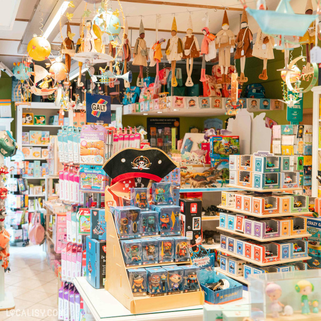 Intérieur du magasin de jouets La P'tite souris à Herve avec différents jouets pour enfants.