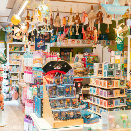 Intérieur du magasin de jouets La P'tite souris à Herve avec différents jouets pour enfants.