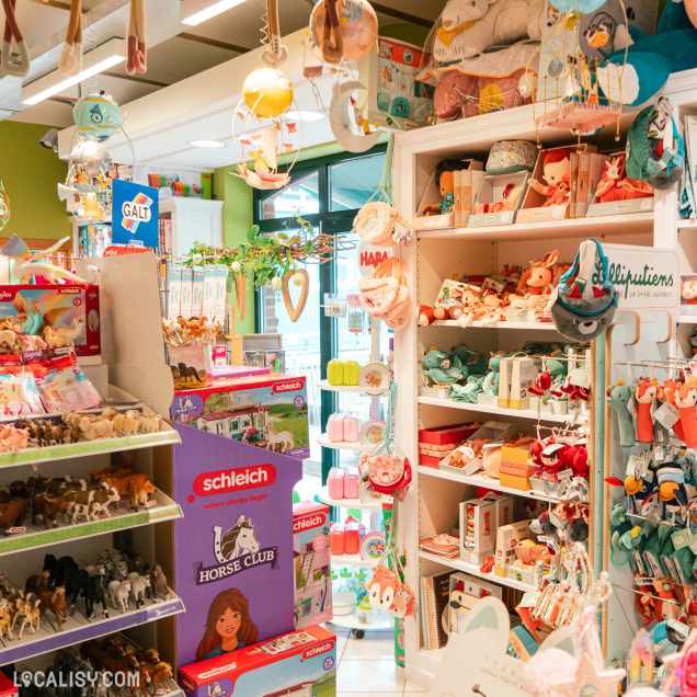 Présentoir à l'interieur du magasin de jouets La P'tite souris à Herve avec des figurines, des marionnettes et autres jouets