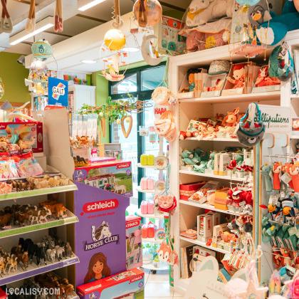 Présentoir à l'interieur du magasin de jouets La P'tite souris à Herve avec des figurines, des marionnettes et autres jouets