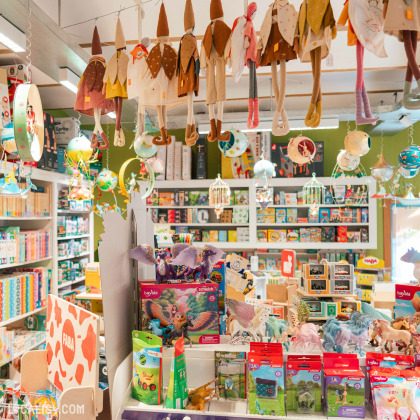 Intérieur du magasin de jouets La P'tite souris à Herve avec des marionnettes, des jeux de sociétés et d'autres jouets.