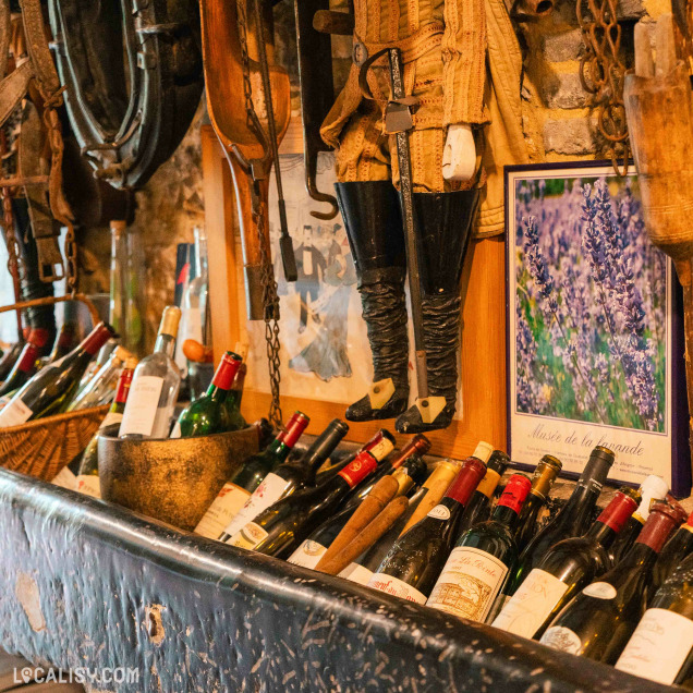 Intérieur de la ferme d'Artagnan à Haccourt avec une  sélection de bouteilles de vins.