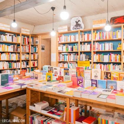 Rayons et tables d’exposition dans la librairie Livre aux Trésors à Liège.