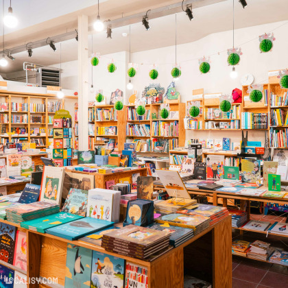 Espace jeunesse dans la librairie Livre aux Trésors à Liège.