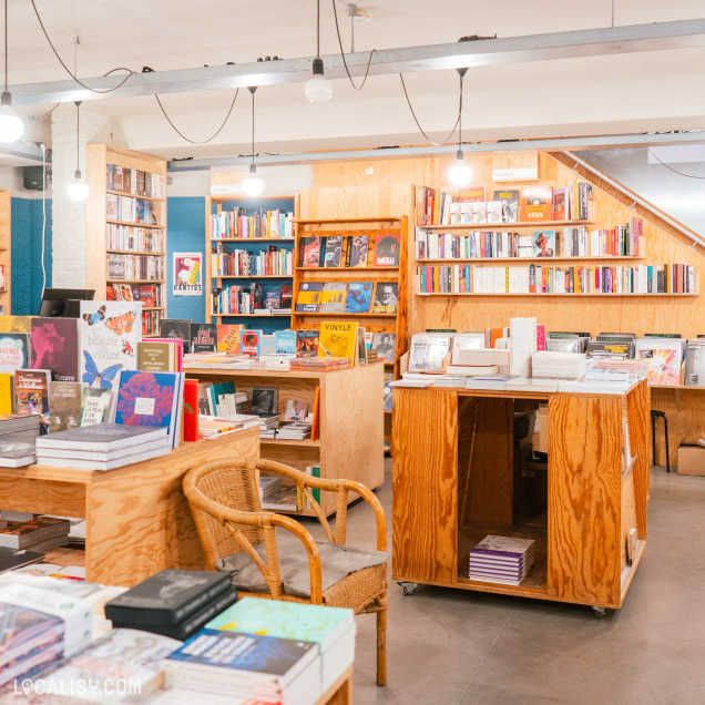 Sélection de livres dans la librairie Livre aux Trésors à Liège.