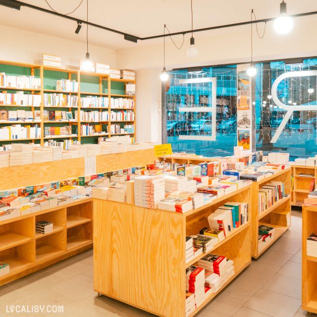 Intérieur lumineux du magasin Livre aux Trésors à Liège.