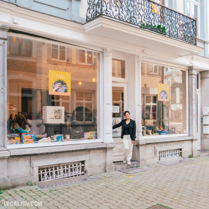 Façade du magasin de seconde main à Spa avec une vitrine accueillante.