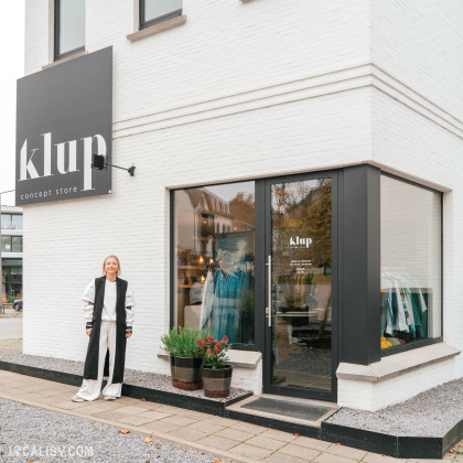 Devanture du magasin KLUP Concept Store à Heusy – Façade moderne et épurée avec une enseigne noire élégante et de grandes vitrines mettant en avant des vêtements et accessoires tendance.