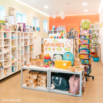 Intérieur du magasin Bébes Graines de Vie à Waimes – jouets, accessoires et produits pour bébés.