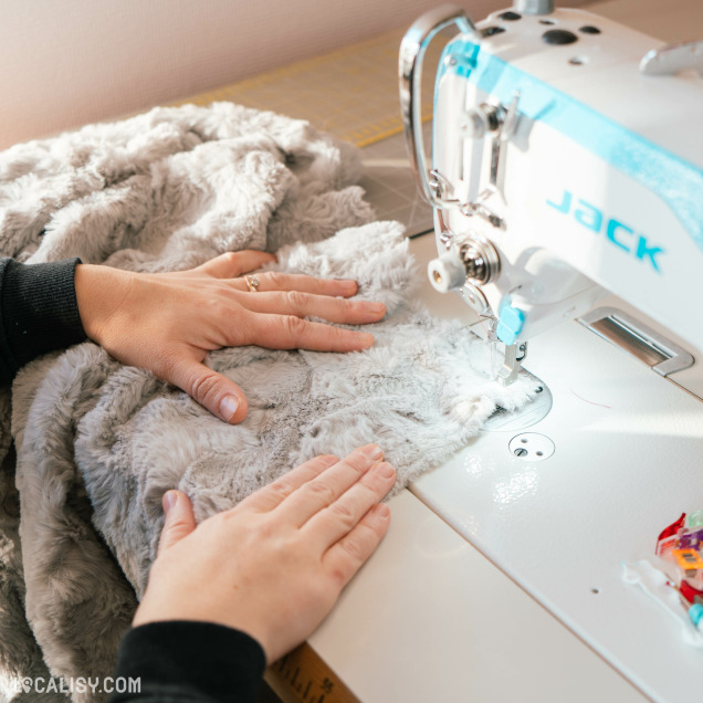 Atelier de couture chez Bébes Graines de Vie à Waimes – fabrication d’accessoires pour bébés.