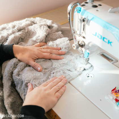 Atelier de couture chez Bébes Graines de Vie à Waimes – fabrication d’accessoires pour bébés.